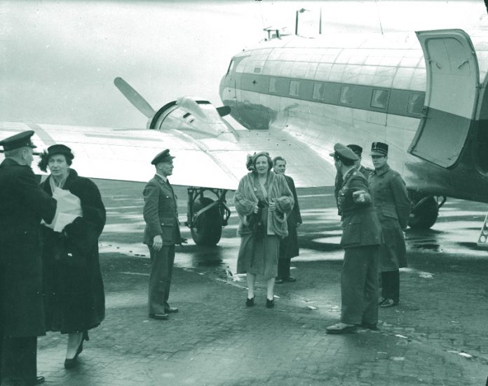 Foto: Aankomst Juliana op vliegbasis Soesterberg, Dakota gevlogen door Bernard, maart 1949, bron NIMH.