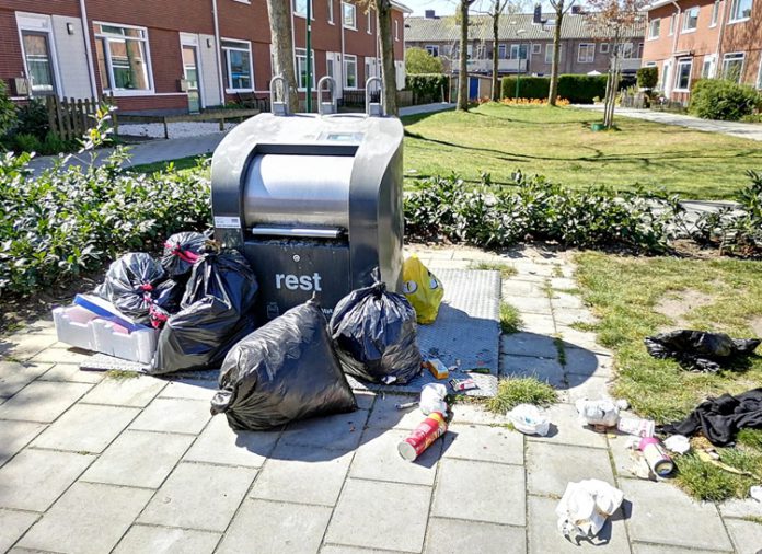 Afvalprobleem rondom Dorpsplein. Foto: Johan Pel