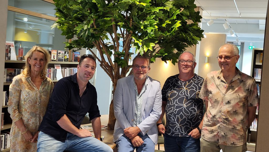 Partners van sociaal-cultureel centrum De Basis (vlnr): Cecile Versteegh (Stichting Balans), Twan Beckers (Stichting Welzijn Ouderen Soest (SWOS)), Jan Brands-Leever (KunstenHuis Idea), Toon van Mil en Paul Klein (Stichting De Linde)