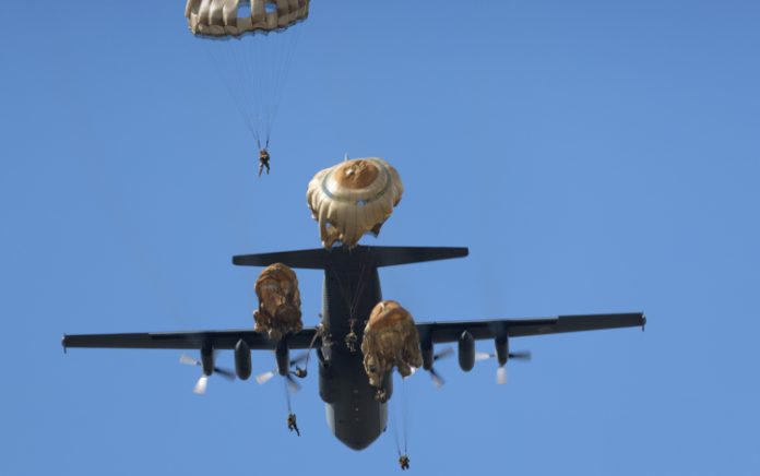 Luchtlandingsoefeningen ook boven Soesterberg - Foto Defensie