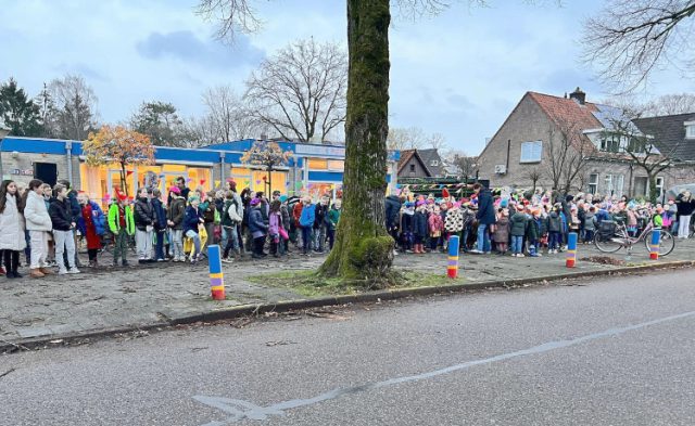 Politie bracht Sinterklaas naar de Postiljon school