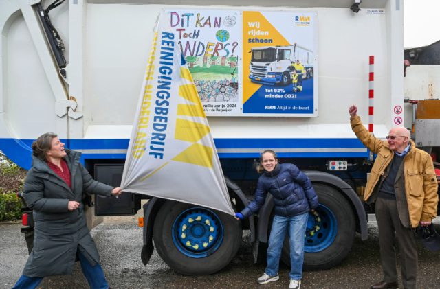 Onthulling poster Milieuprijs op vuilniswagen RMN