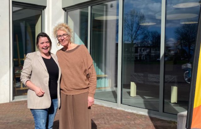 Else Linde, directeur Postiljon (rechts) en Tweede Kamerlid CDA Eline Vedder, oud-leerling Postiljon